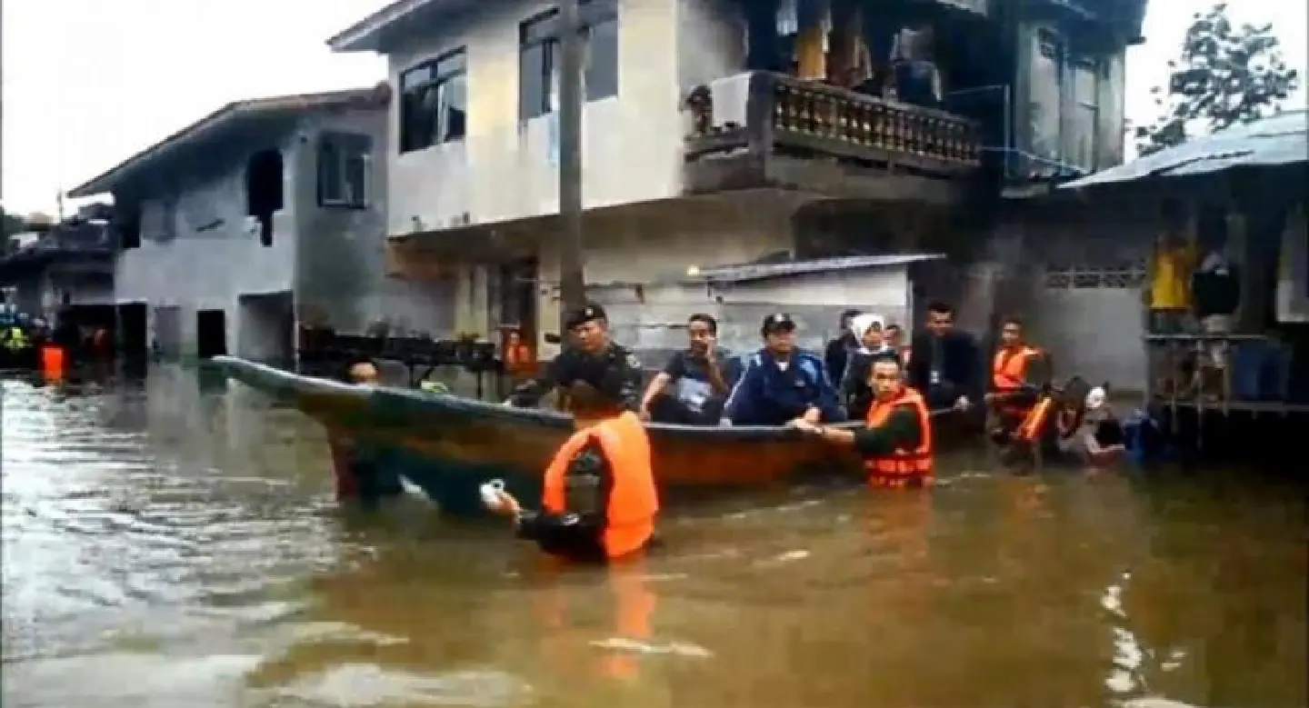 Soldiers distribute aid to flood victims in Narathiwat Soldiers distribute aid to flood victims in Narathiwat