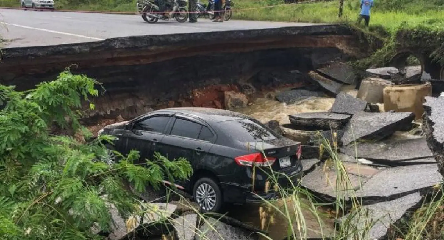 Car falls into hole caused by floodwaters in Songkhla Car falls into hole caused by floodwaters in Songkhla