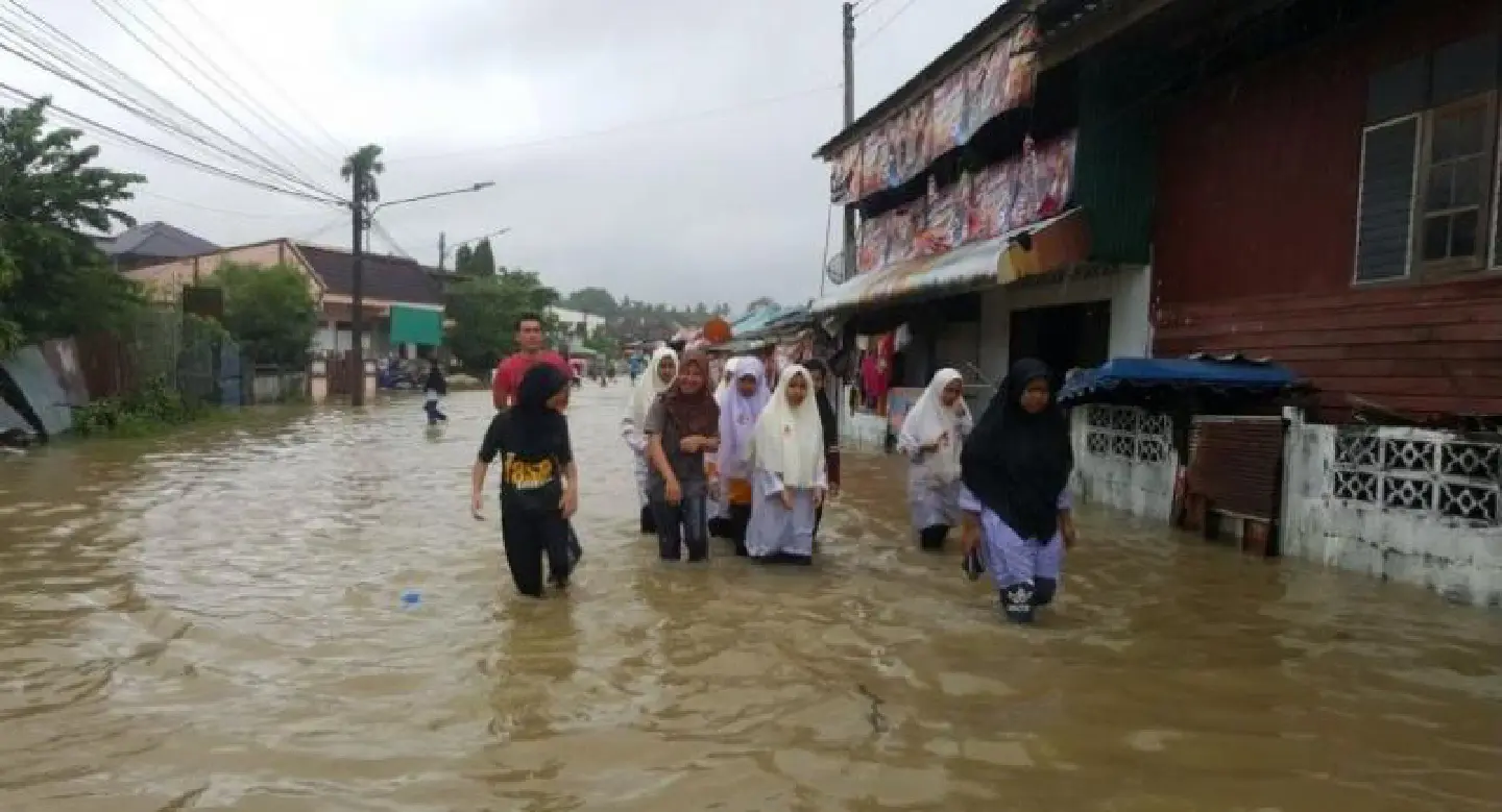 Southern floods kill five, affect more than 385,000 people Southern floods kill five, affect more than 385,000 people