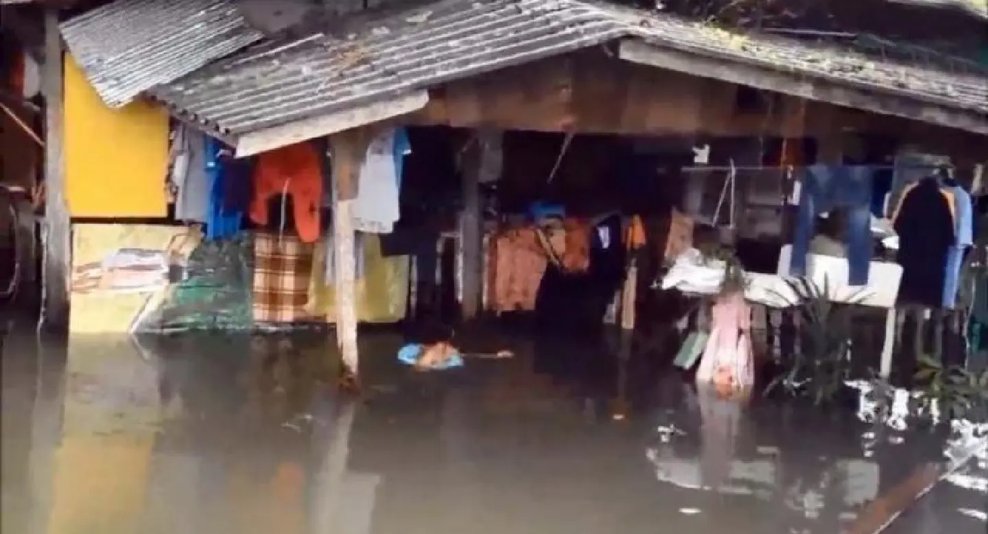 Marines rush aid to flood victims in Narathiwat Marines rush aid to flood victims in Narathiwat