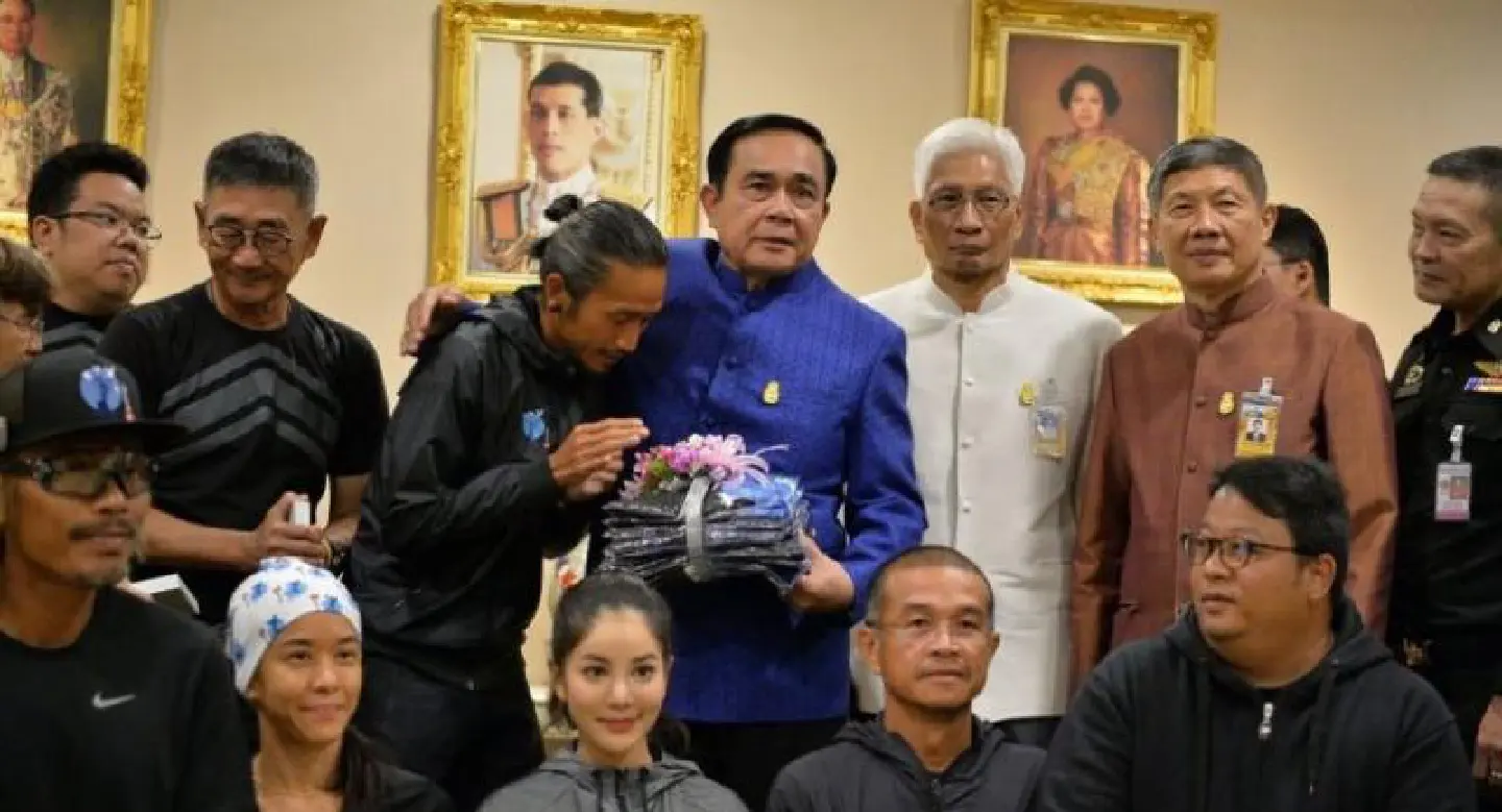 PM joins hands with ‘Toon’, thanks him for support – and waffles on health care funding PM joins hands with ‘Toon’, thanks him for support – and waffles on health care funding