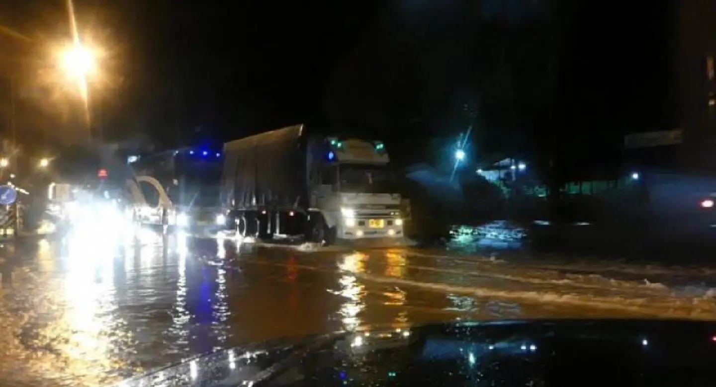 Chumphon’s main intersection hit by flash floods Chumphon’s main intersection hit by flash floods