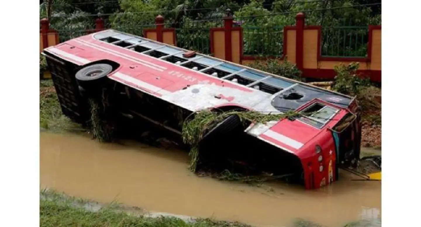 Women’s bodies found after bus hit by flood Women’s bodies found after bus hit by flood