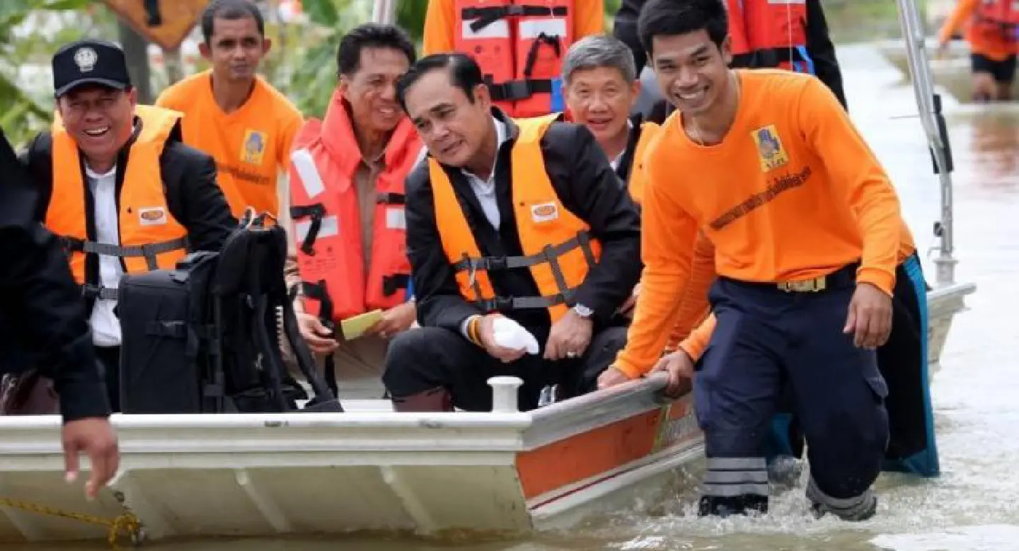 Prayut visits Trang to inspect flood impacts Prayut visits Trang to inspect flood impacts