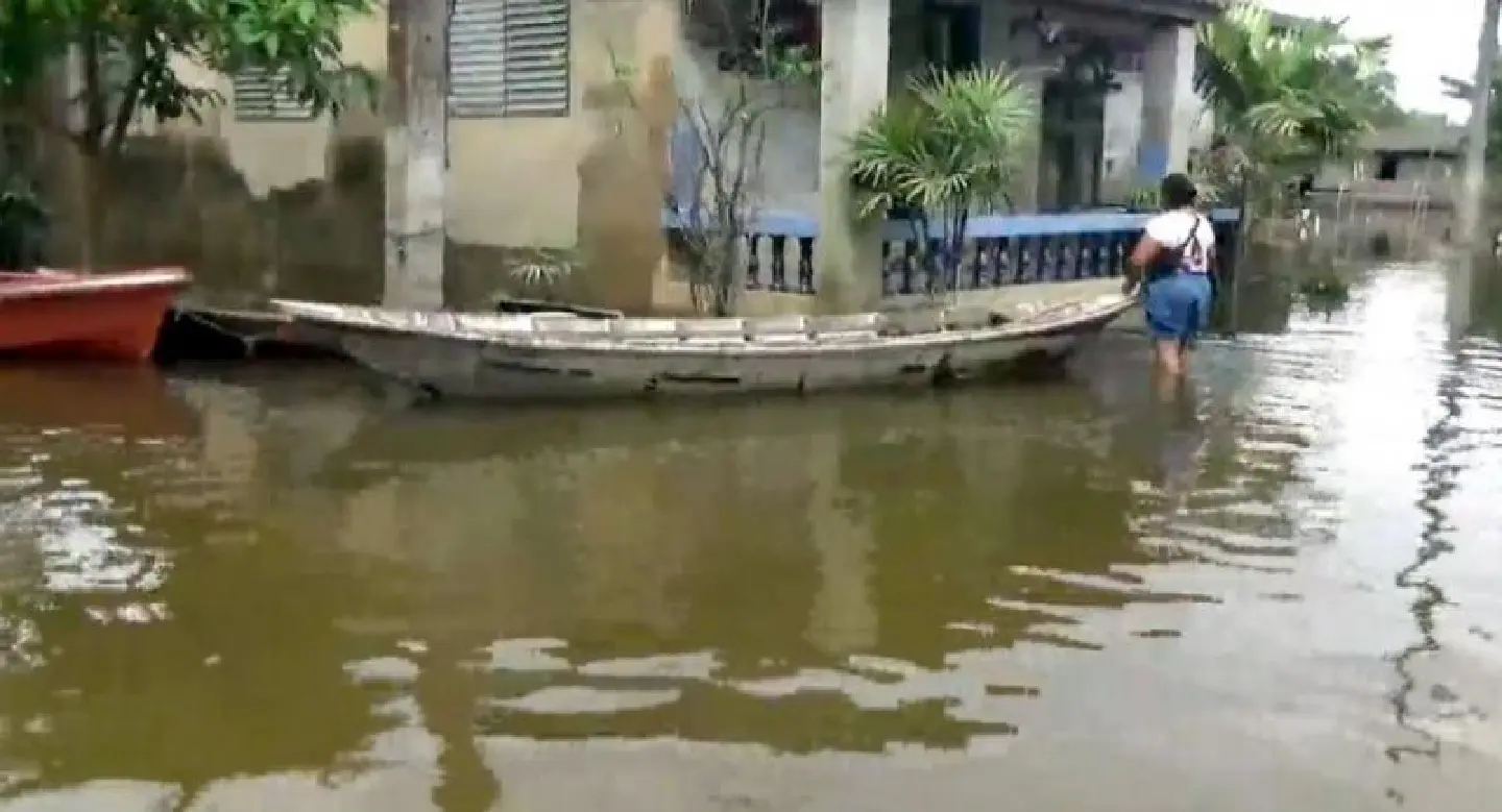 Six tambons still under water in Trang province Six tambons still under water in Trang province