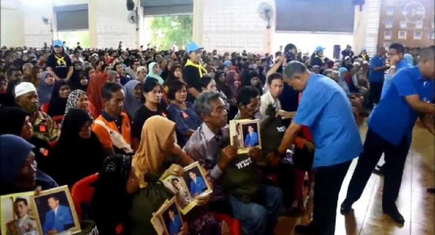 King sends relief items to Narathiwat flood victims King sends relief items to Narathiwat flood victims