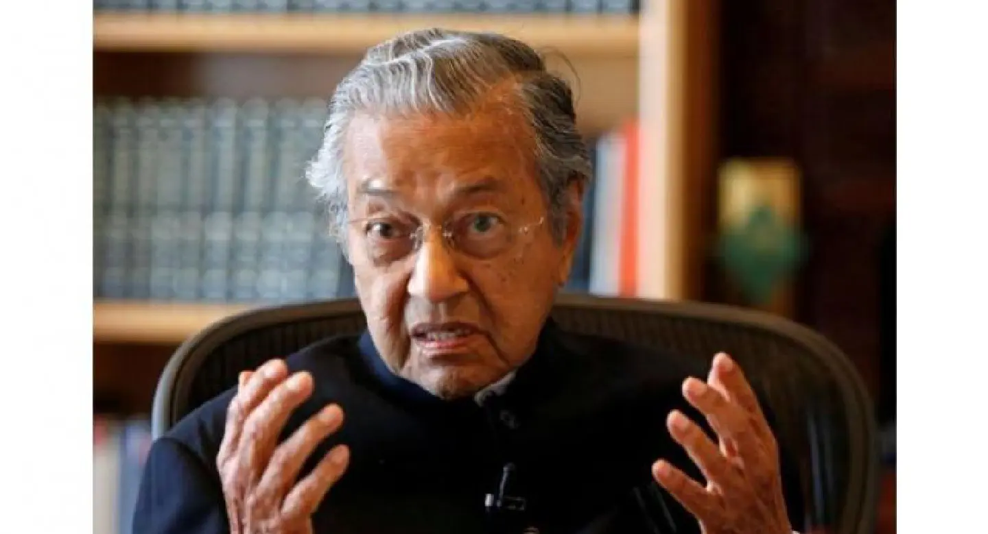 Dr Mahathir returns both Selangor royal awards