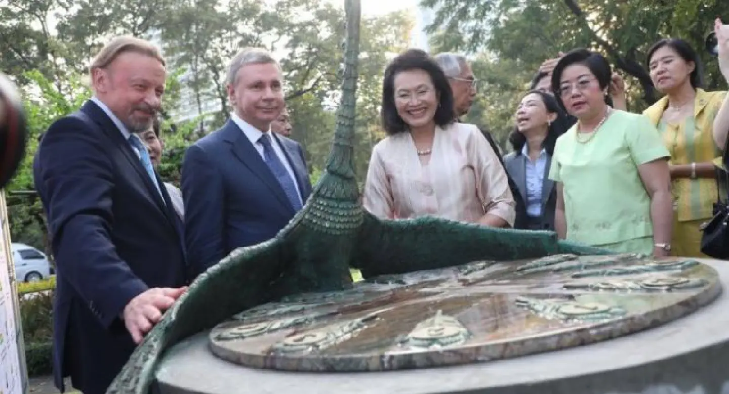 Moscow presents ‘sister city’ Bangkok with sundial symbolising good fortune Moscow presents ‘sister city’ Bangkok with sundial symbolising good fortune