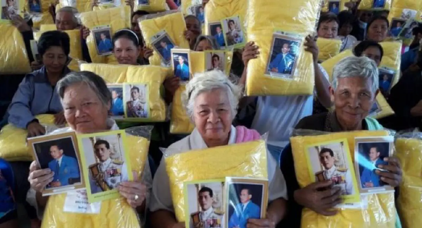 King sends 2,000 blankets to Nong Khai people King sends 2,000 blankets to Nong Khai people