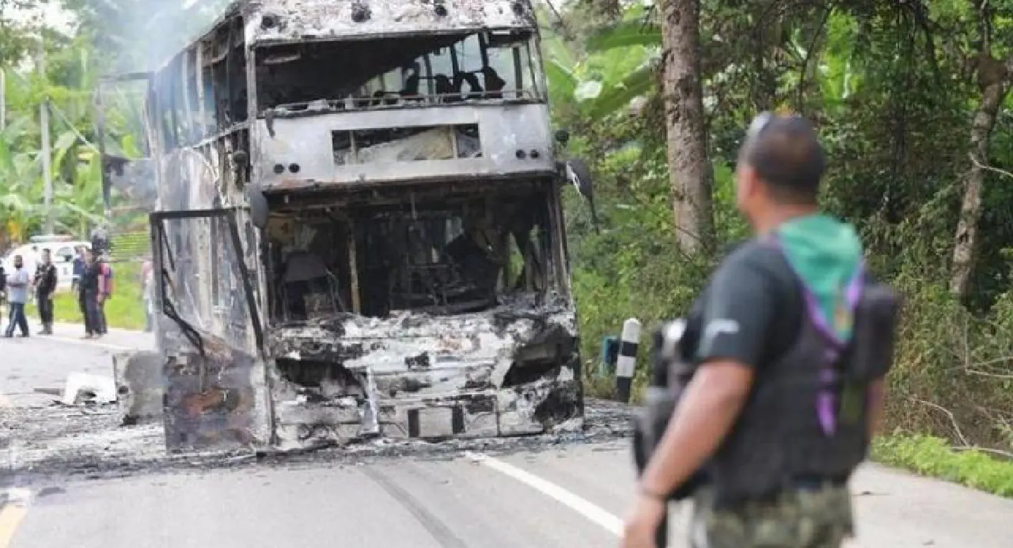 Militants torch bus in Yala’s Bannang Sata, but passengers left unharmed Militants torch bus in Yala’s Bannang Sata, but passengers left unharmed