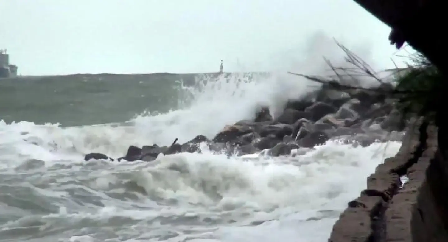 Weather alerts issued in South for oncoming storm Kai-Tak