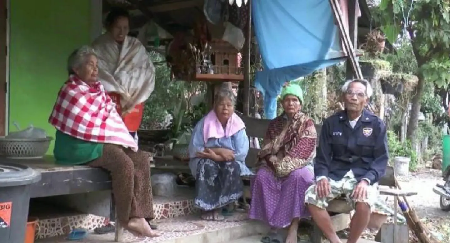 Poor villagers in Sirikit Dam's reservoir given blankets and jackets Poor villagers in Sirikit Dam's reservoir given blankets and jackets