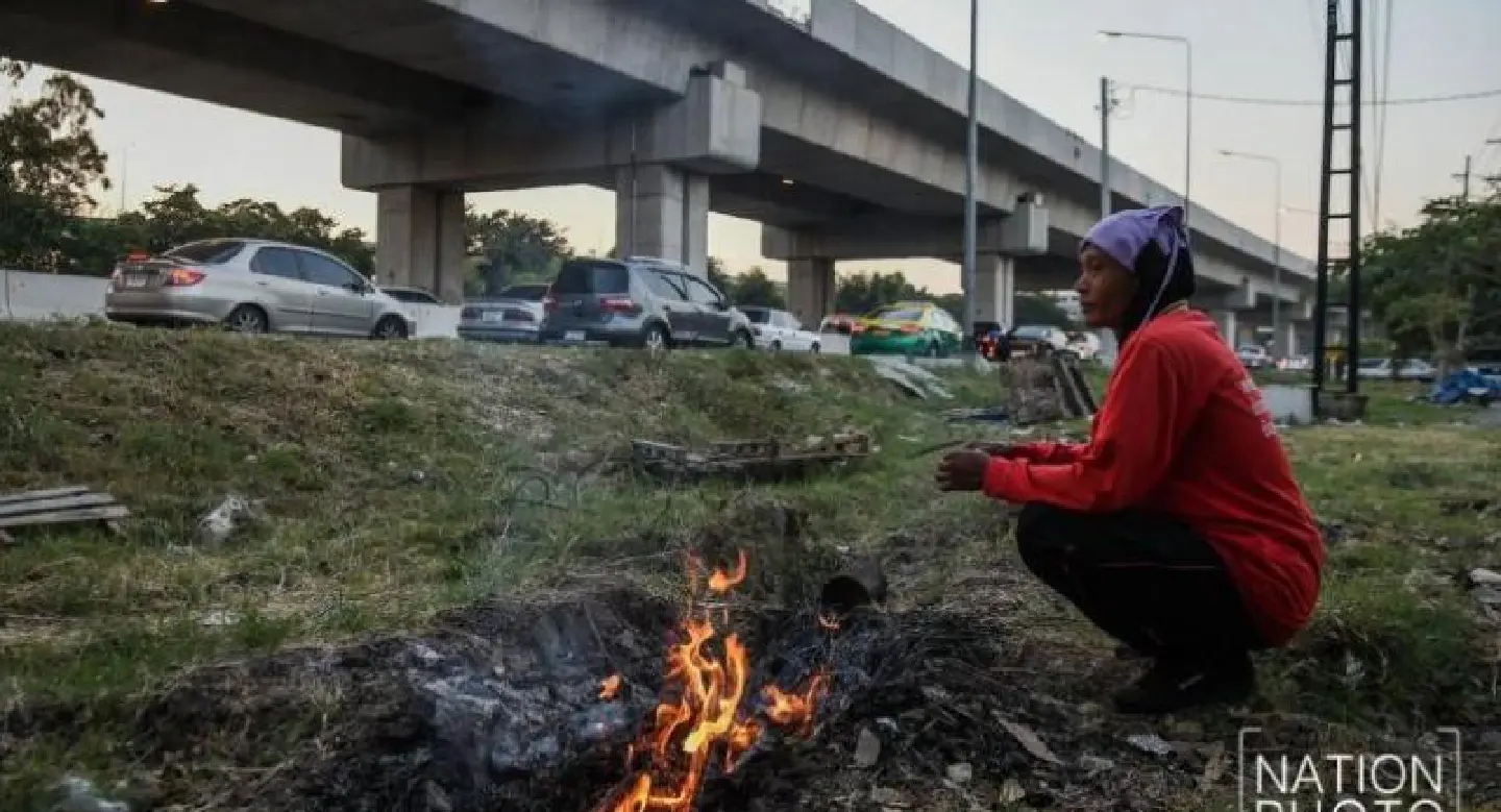 Bangkok residents wrap up against winter weather Bangkok residents wrap up against winter weather