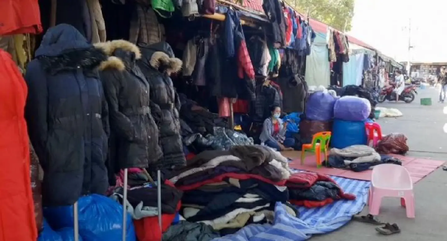 Clothes business soars at Rong Klua border market as mercury drops Clothes business soars at Rong Klua border market as mercury drops