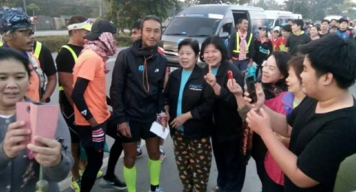 Toon pauses to greet 103-year-old woman in Lampang Toon pauses to greet 103-year-old woman in Lampang