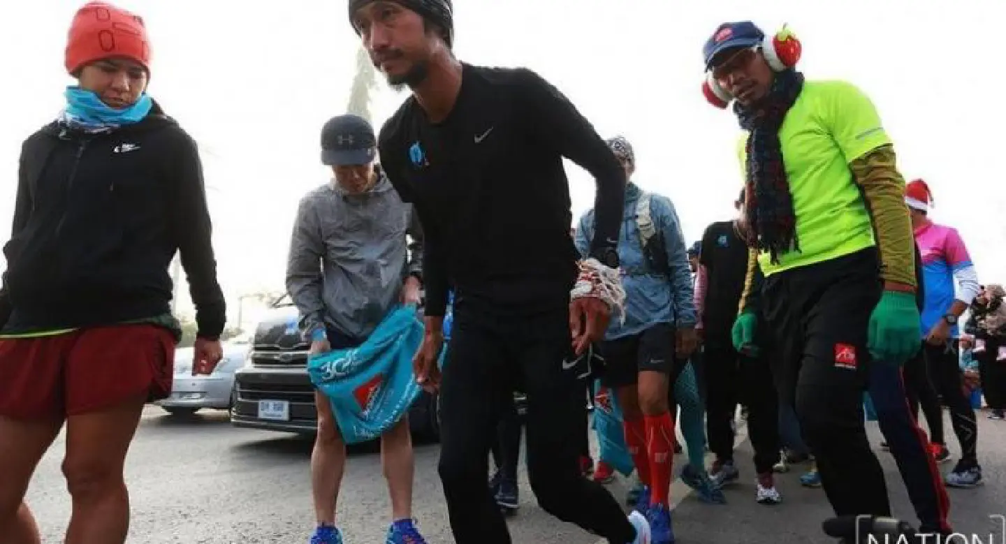 Toon suffers from shoulder pain in Phayao run