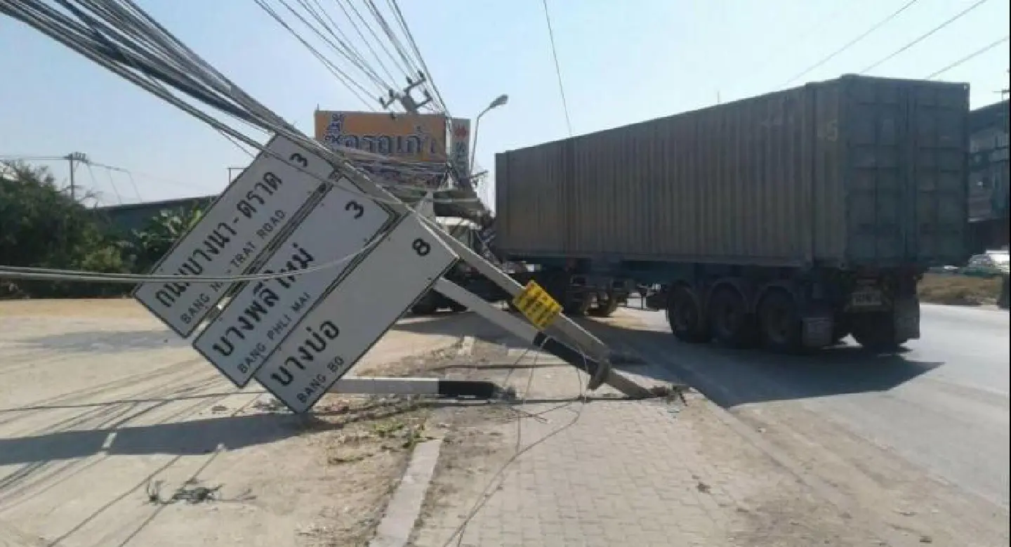 Truck brings down power poles in Samut Prakan Truck brings down power poles in Samut Prakan