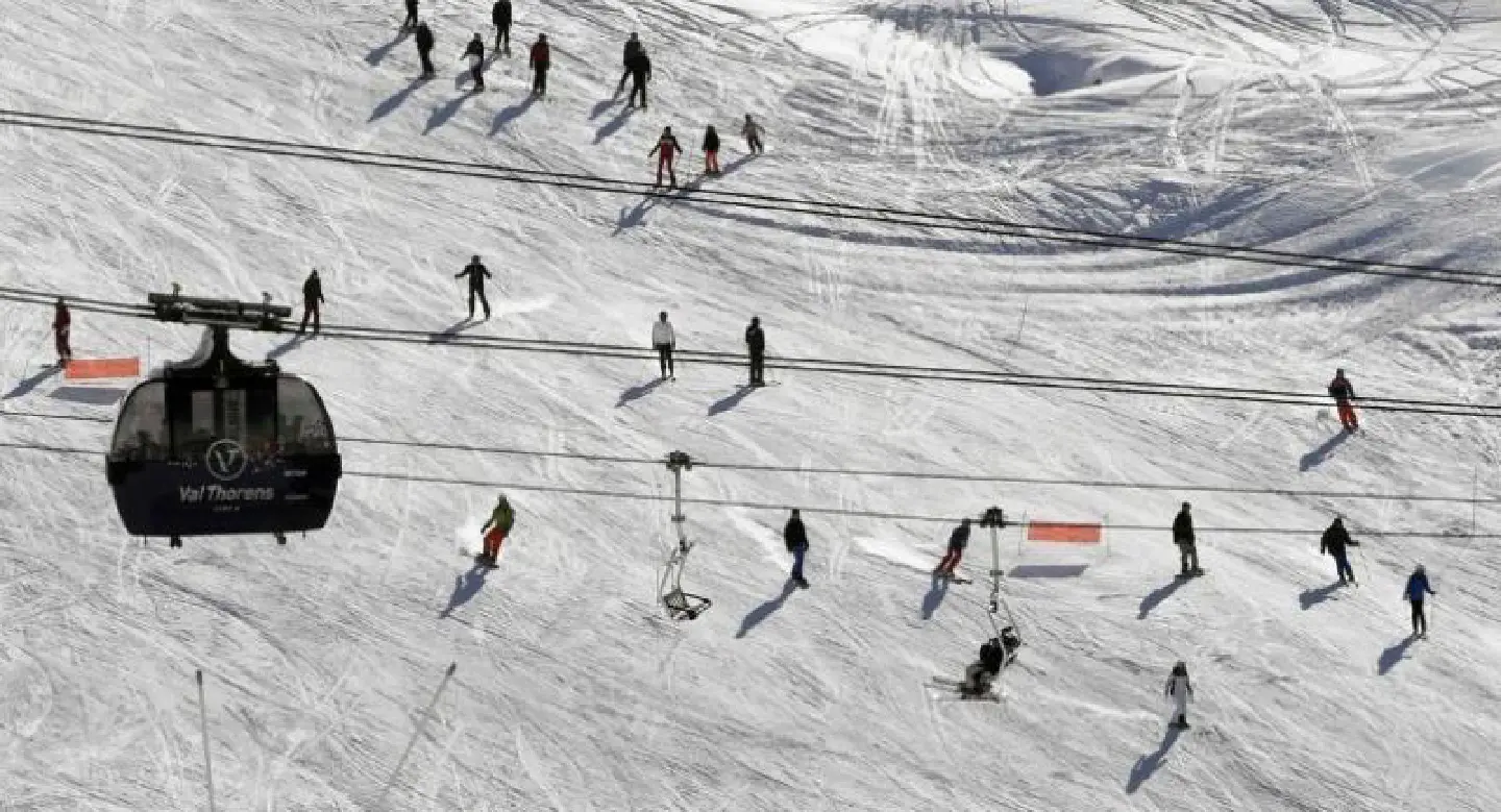 150 trapped in French Alps ski lifts