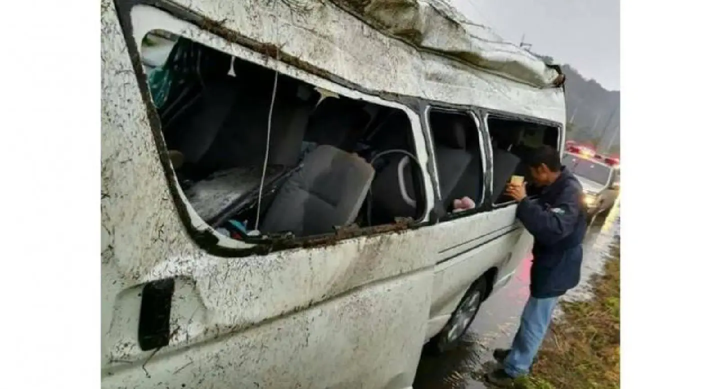 19 Students injured in Chiang Rai van accident 19 Students injured in Chiang Rai van accident