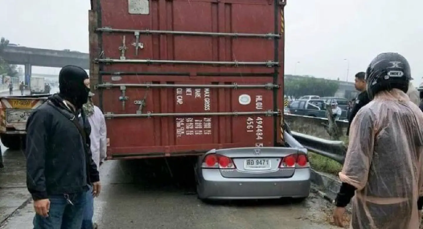 Negligence accusation after container crushes car Negligence accusation after container crushes car