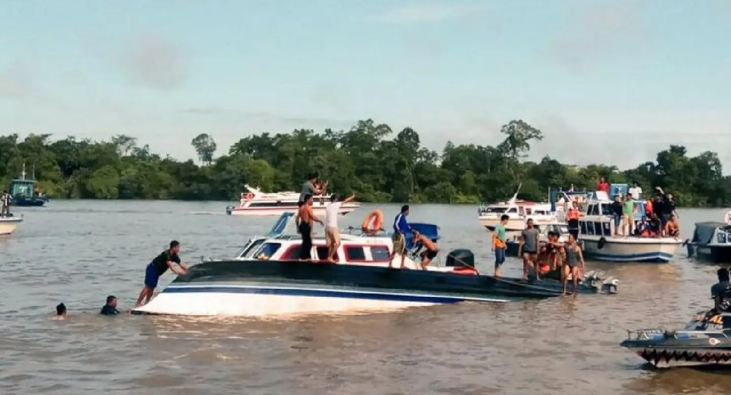 At least eight dead as passenger boat capsizes in Indonesia At least eight dead as passenger boat capsizes in Indonesia