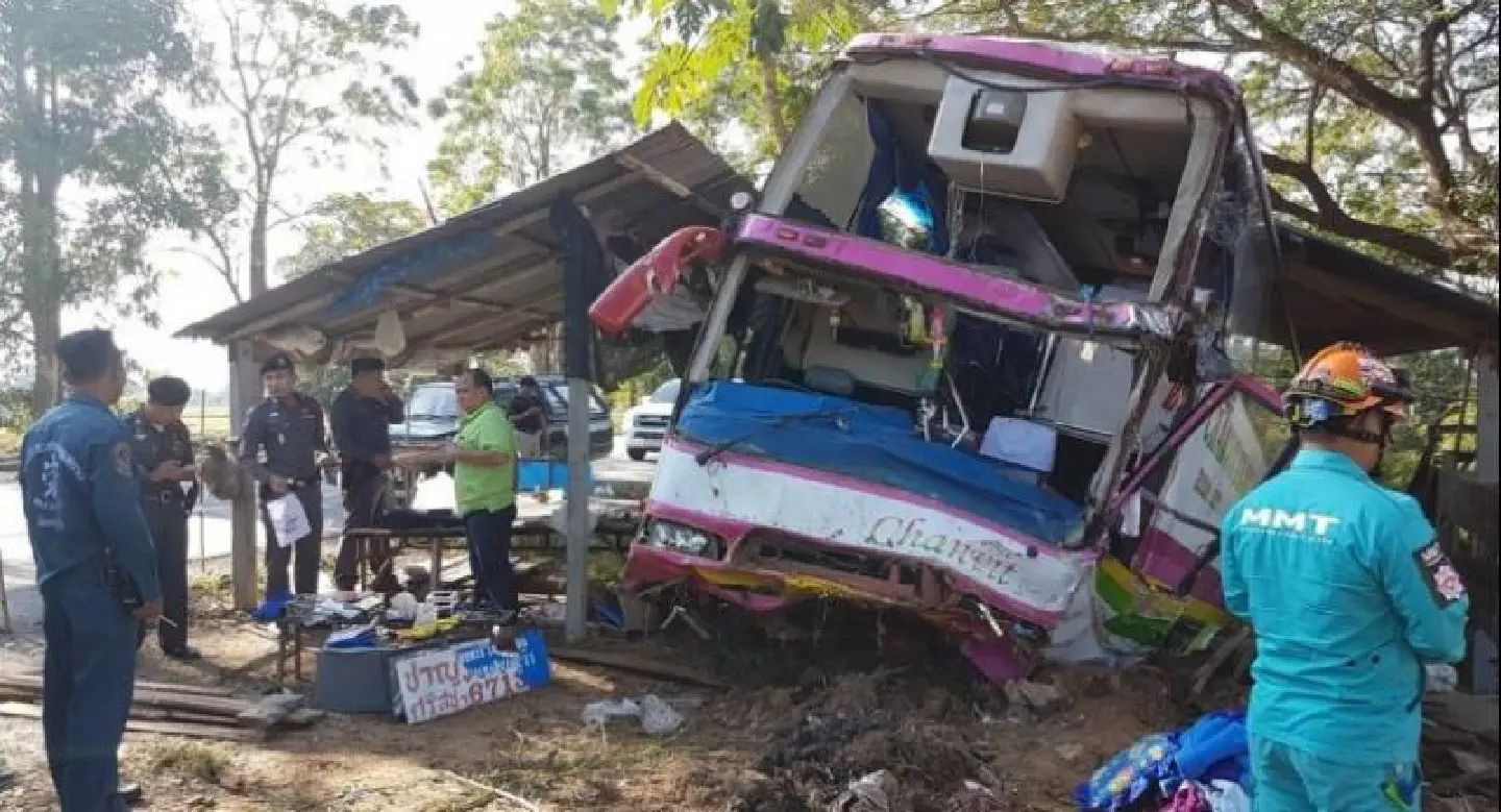 Bus ploughs into Phitsanulok vendor’s stall Bus ploughs into Phitsanulok vendor’s stall