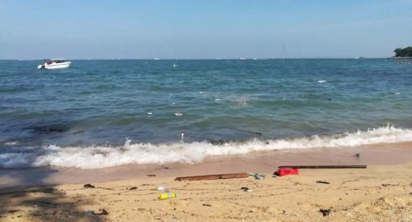 Pattaya beach businesses blame tourist boat operators for rising level of garbage being washed asho Pattaya beach businesses blame tourist boat operators for rising level of garbage being washed asho
