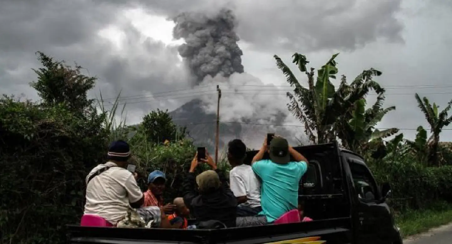 Australians briefly detained over Bali volcano climb Australians briefly detained over Bali volcano climb