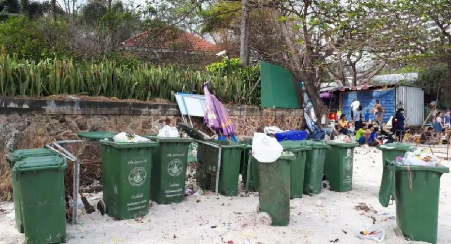 Garbage left behind as tourists return home after holidays Garbage left behind as tourists return home after holidays