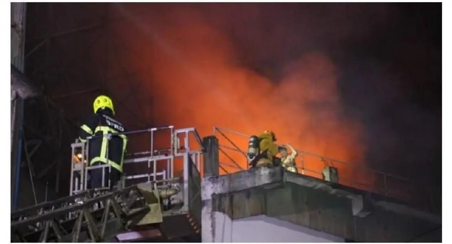 Crane rescues 62-year-old woman from Bangkok fire Crane rescues 62-year-old woman from Bangkok fire