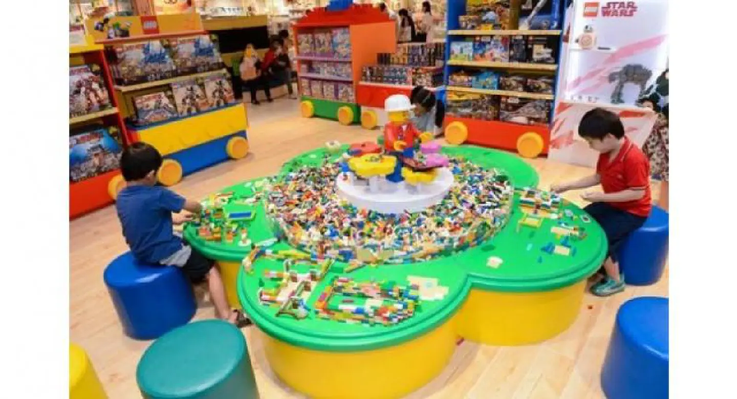 Monuments in building bricks