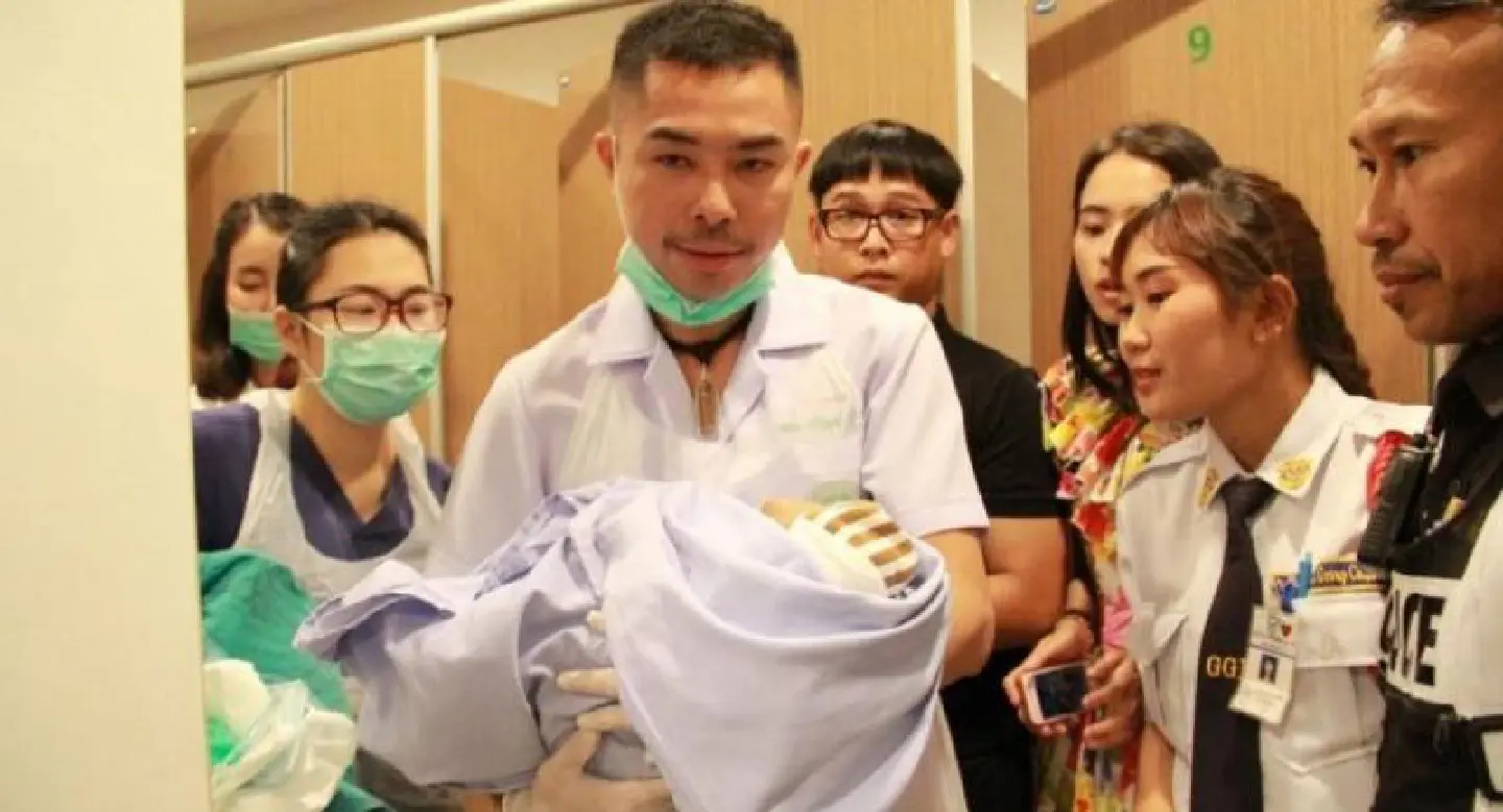 Family offers to adopt baby dumped in mall toilets Family offers to adopt baby dumped in mall toilets