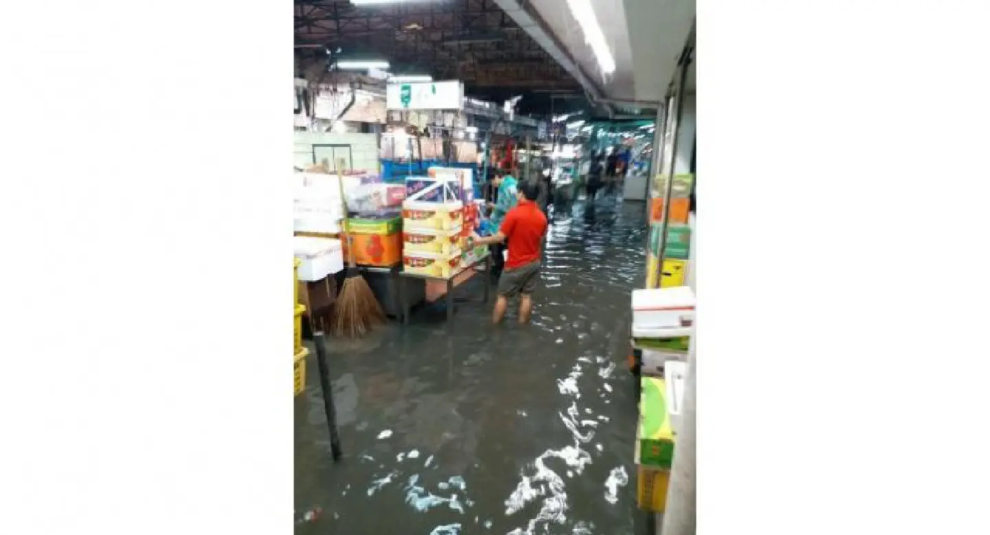 Floods cause traffic gridlock on Bangkok streets Floods cause traffic gridlock on Bangkok streets