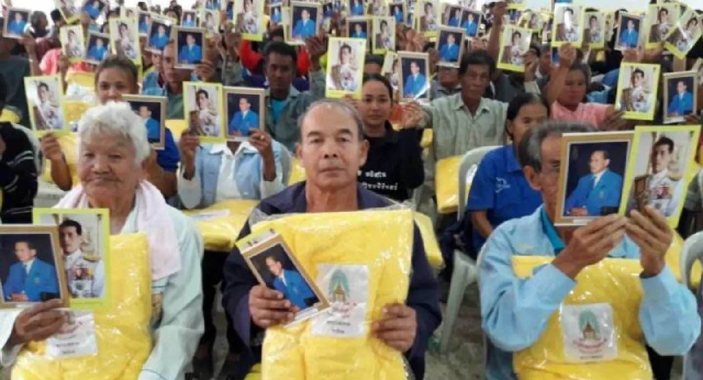 His Majesty sends 1,500 blankets to Phichit poor people His Majesty sends 1,500 blankets to Phichit poor people