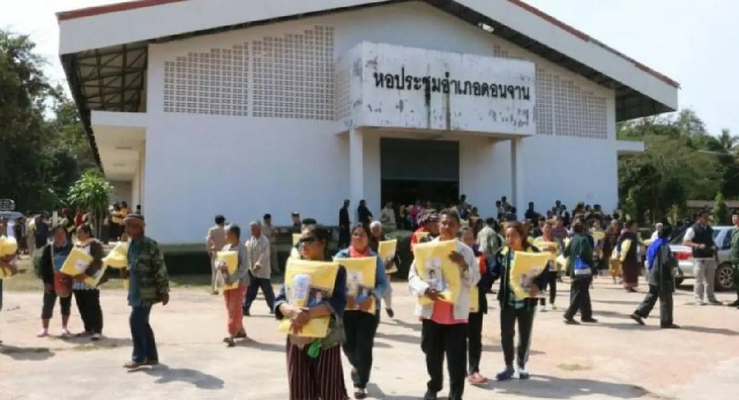 His Majesty sends 1,500 blankets to Kalasin people His Majesty sends 1,500 blankets to Kalasin people
