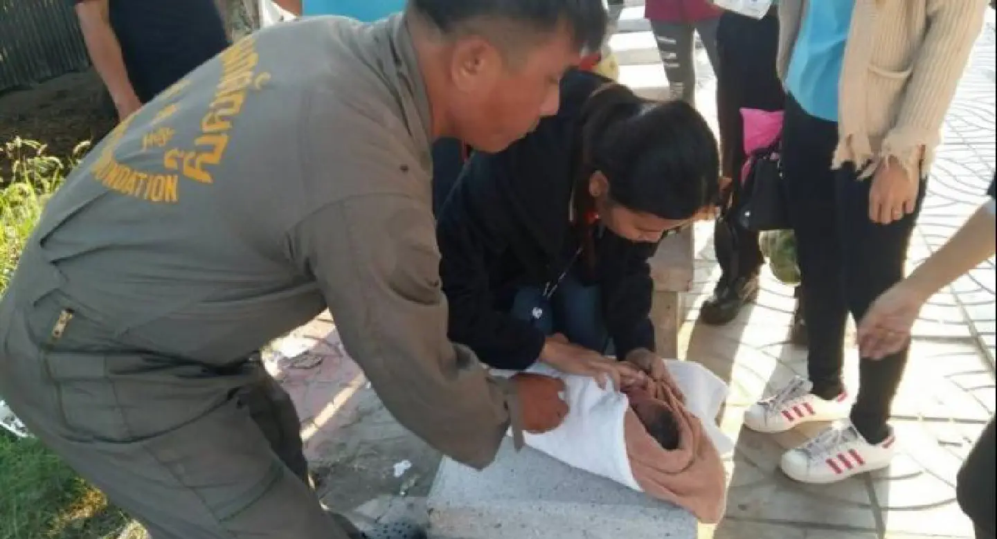 Baby abandoned behind bus stop in Samut Prakan Baby abandoned behind bus stop in Samut Prakan