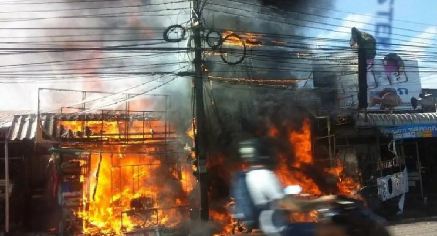 Fire in Phuket burnt down two shops Thursday Fire in Phuket burnt down two shops Thursday