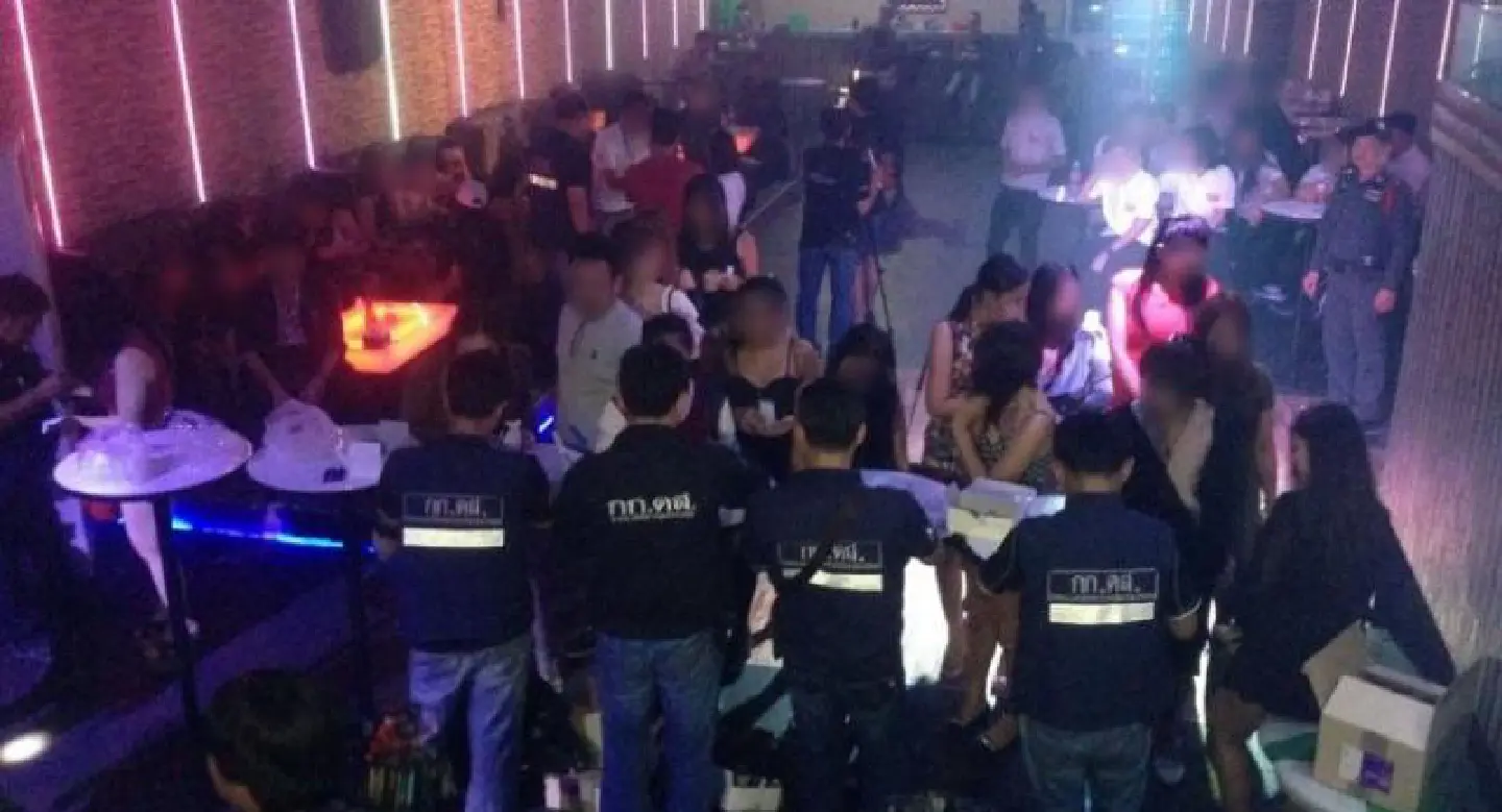 Cops descend on Bangkok pub still open at 4am Cops descend on Bangkok pub still open at 4am