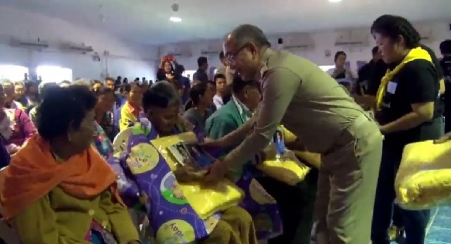 His Majesty sends 1,500 blankets to people in Phitsanulok His Majesty sends 1,500 blankets to people in Phitsanulok