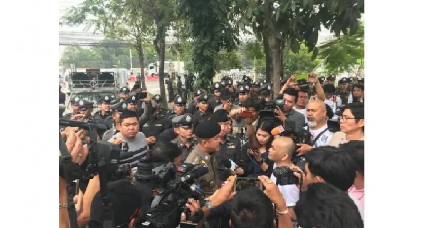 ‘People’s march’ activists filtered through police checkpoint ‘People’s march’ activists filtered through police checkpoint