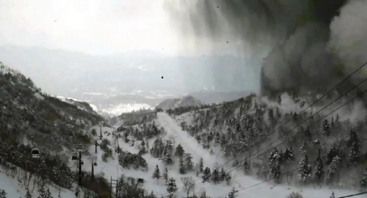  Volcano eruption, avalanche at Japan ski resort kills one