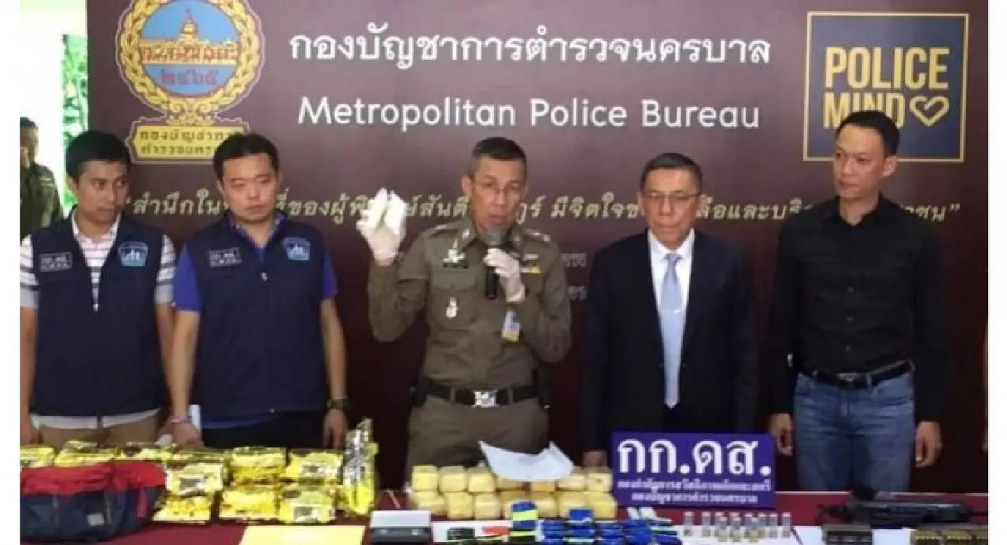 Two drugs middlemen with ‘Tommy gun’ arrested in Bangkok Two drugs middlemen with ‘Tommy gun’ arrested in Bangkok