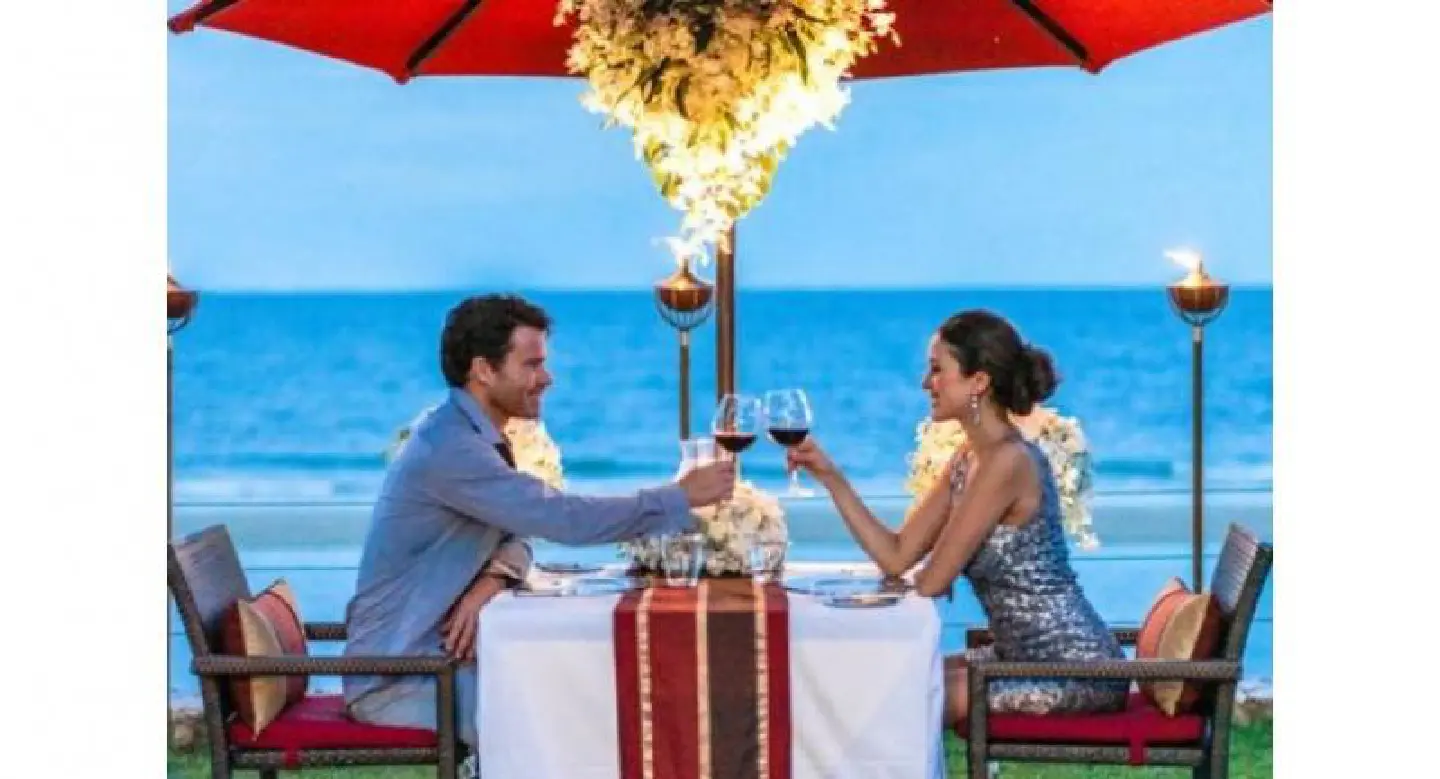 Romance by the sea Romance by the sea