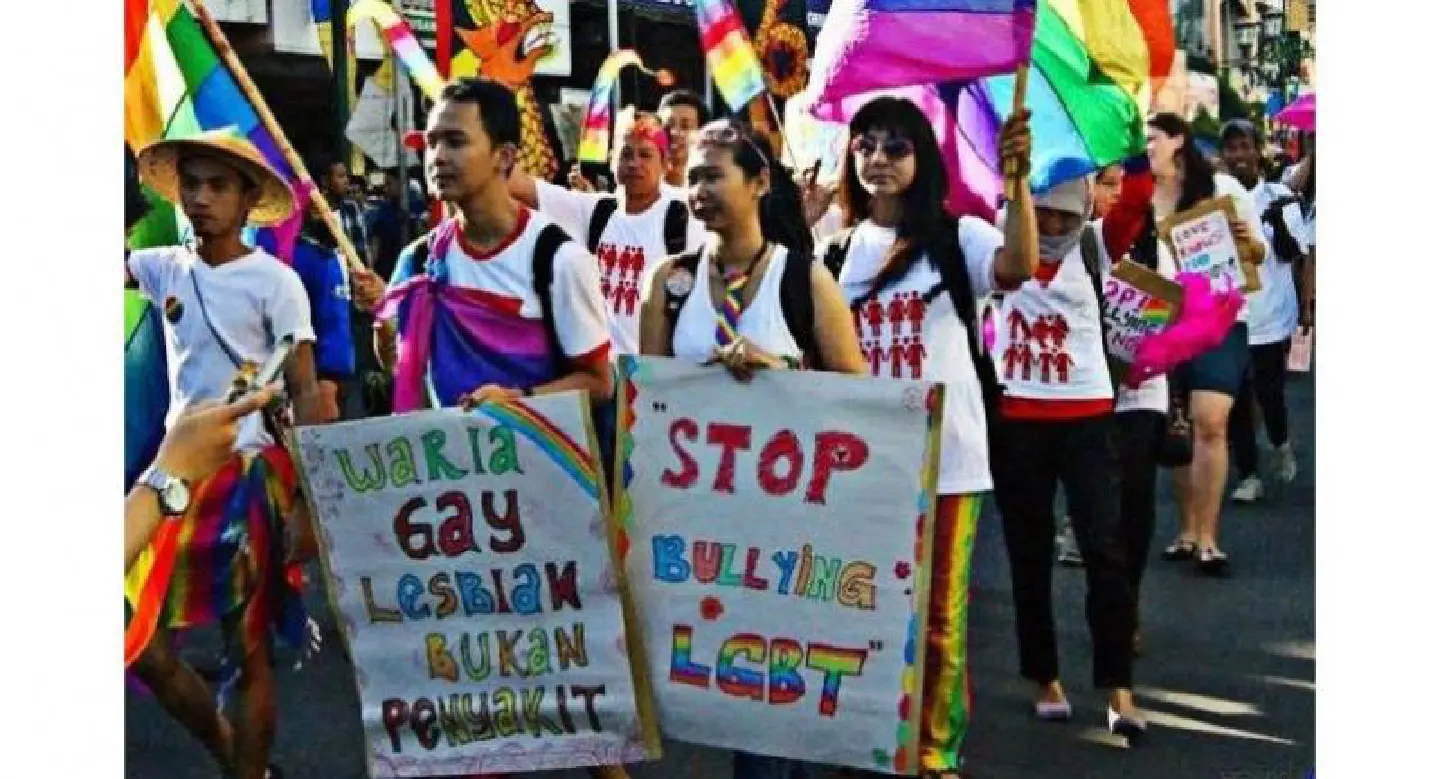 Indonesia police force 'manly makeover' on transgender beauticians Indonesia police force 'manly makeover' on transgender beauticians