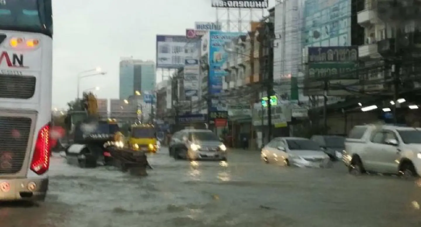 Floods cause morning peak-hour traffic delays