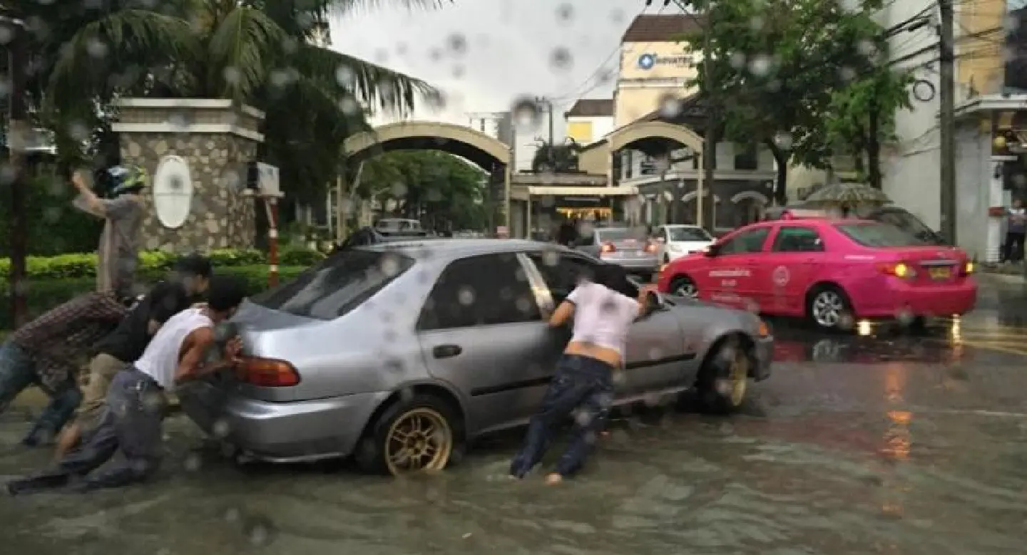 Troops, police help motorists trapped by floods in Samut Prakan Troops, police help motorists trapped by floods in Samut Prakan