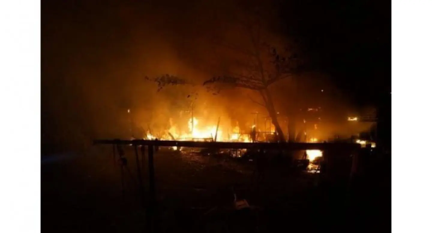 Fire levels teak house in Samut Prakan Fire levels teak house in Samut Prakan