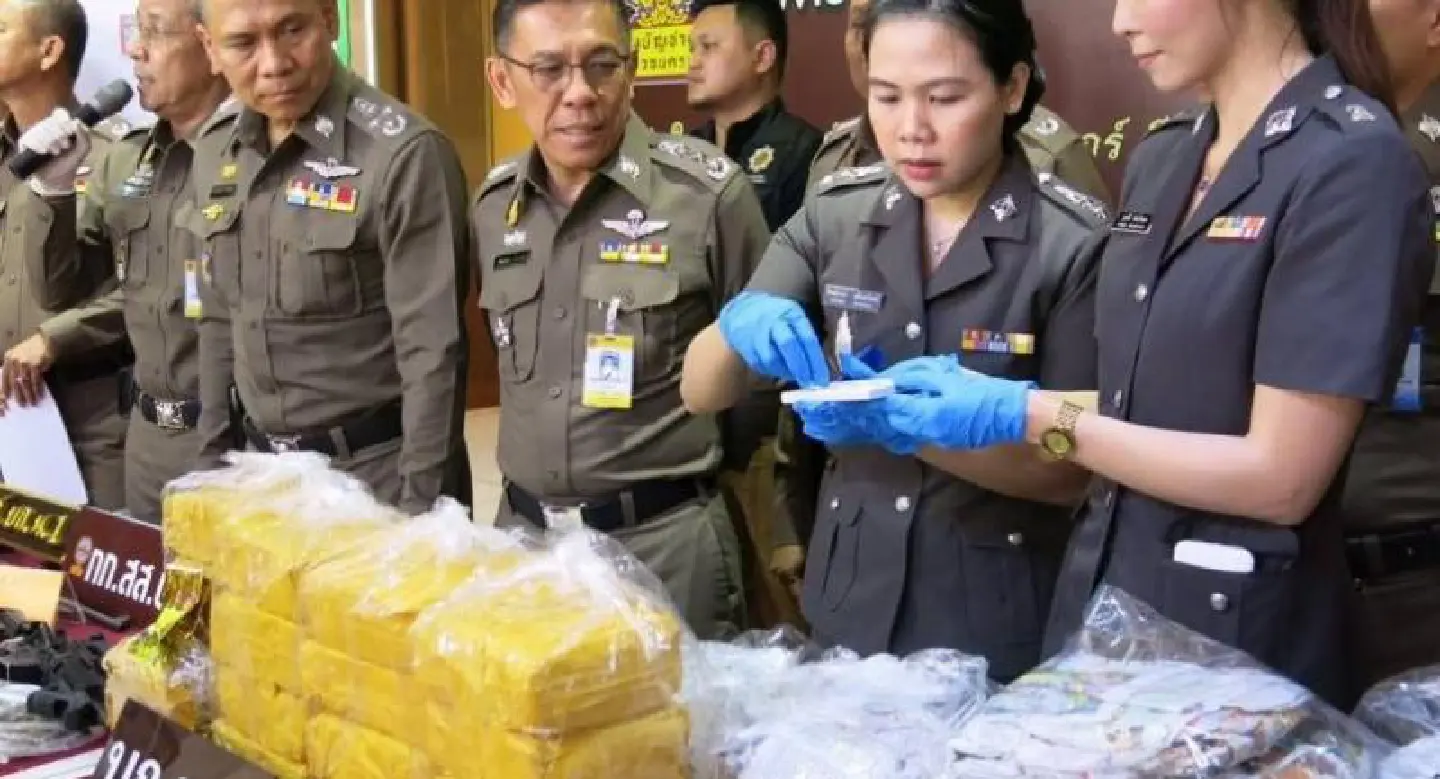 Couple nabbed in Pathum Thani with drugs, guns Couple nabbed in Pathum Thani with drugs, guns