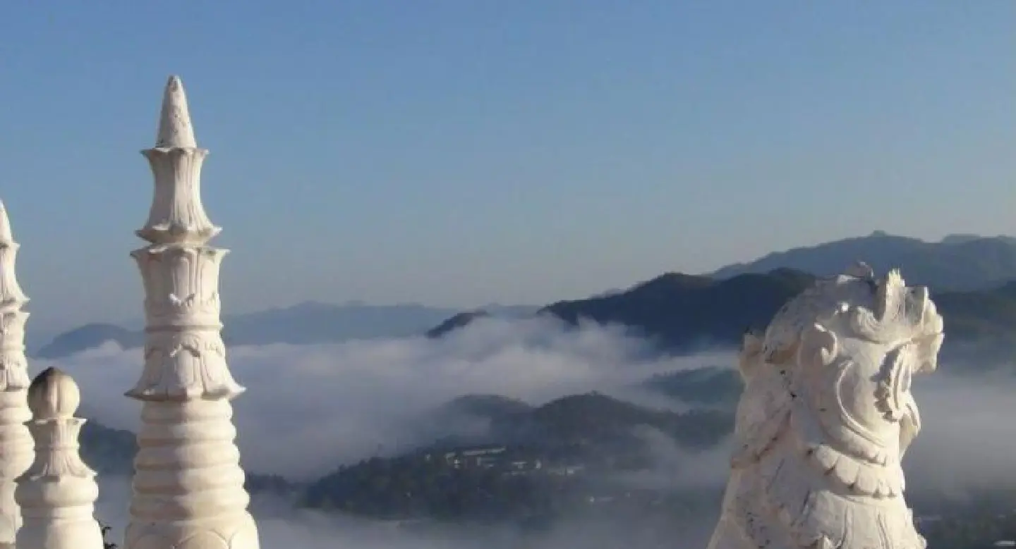 Tourists enjoy Mae Hong Son fog, while locals call for disaster declaration Tourists enjoy Mae Hong Son fog, while locals call for disaster declaration