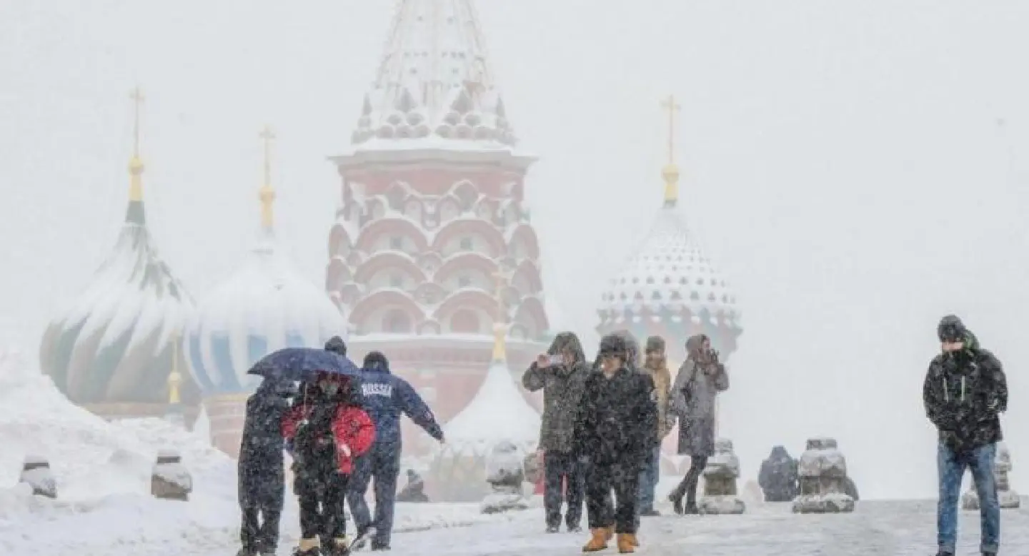 One dead as record snowfall hits Moscow One dead as record snowfall hits Moscow